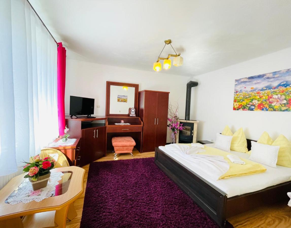 Apartmany Pod Troma Korunami Cerveny Klastor Luaran gambar