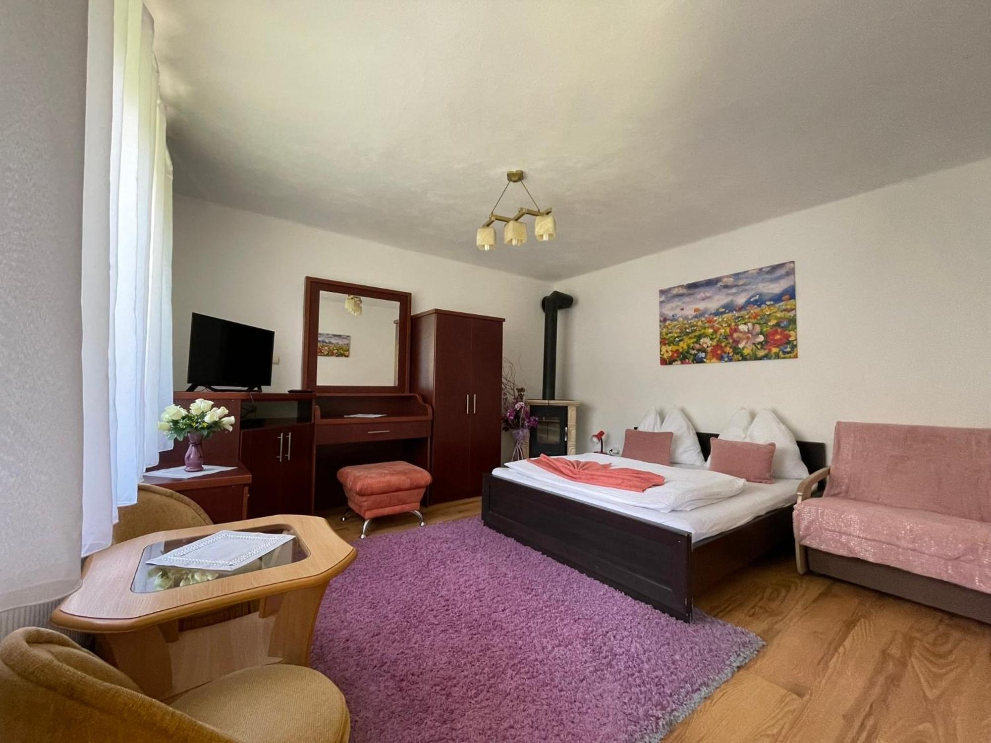 Apartmany Pod Troma Korunami Cerveny Klastor Luaran gambar