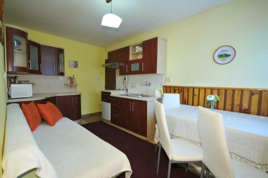 Apartmany Pod Troma Korunami Cerveny Klastor Luaran gambar